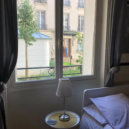 à Près Du Pont Mirabeau Et Tour Eiffel Parigi